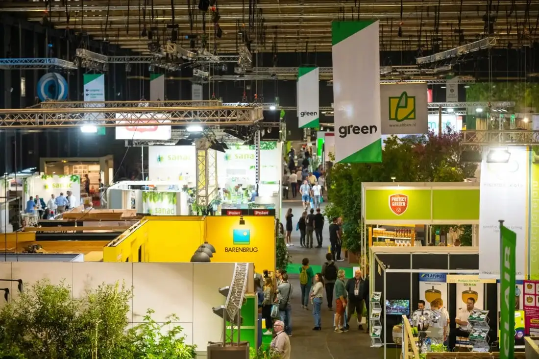 Vista del pabellón de Green Expo 2026 con expositores de productos para jardinería y zonas verdes.